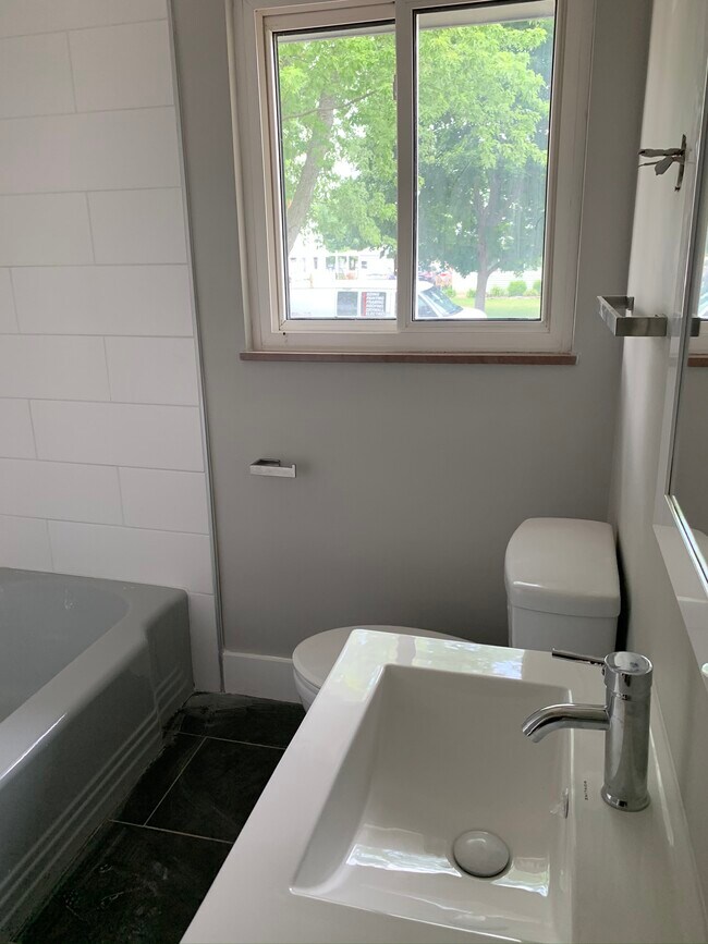 1st floor full bath - 2551 Cranford Rd