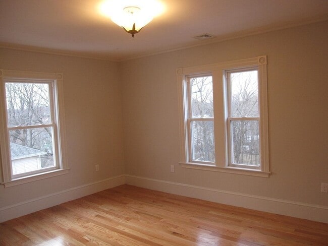 Building Photo - 55 Hale St