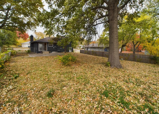 Building Photo - Charming 3-bed, 1-bath home with gleaming ...