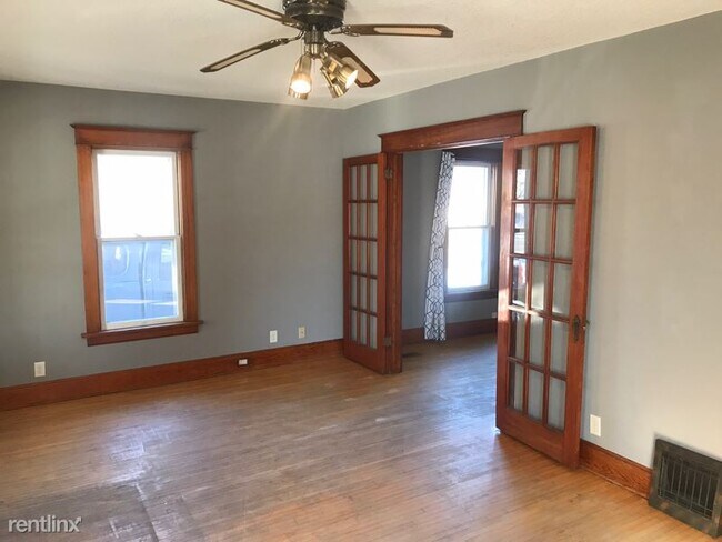 Building Photo - 3 br, 1 bath House - 301 East Division Street