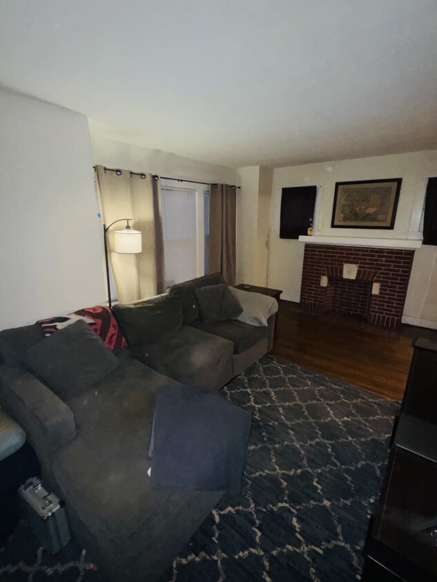 Living room - 263 Victoria Blvd