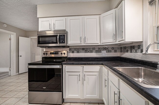 Foto del edificio - Freshly Renovated 2BR/1BA – $950 Rent & Easy Move-In Options