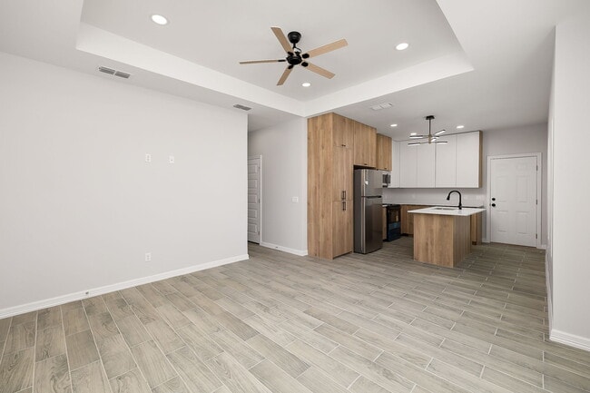 Building Photo - 404 N Alexandrite Ave