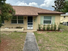 Building Photo - 210 Allamanda Dr