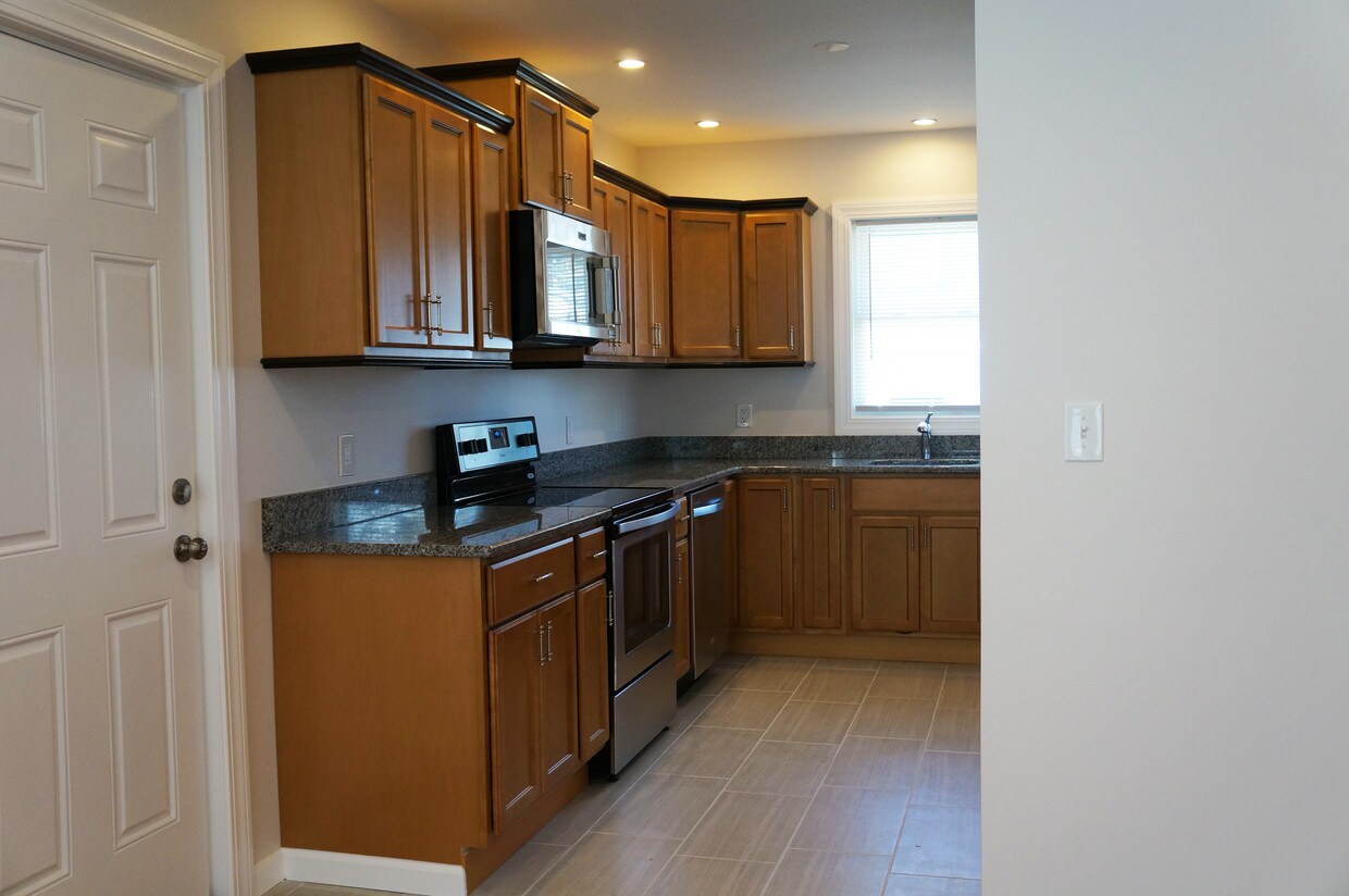 Primary Photo - 24 Bradley St