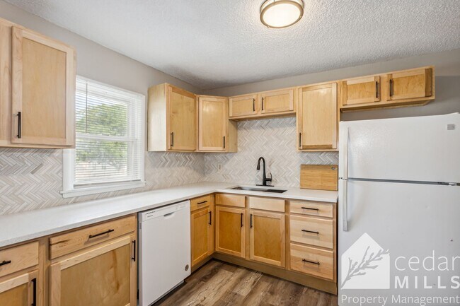 Foto del edificio - Completely remodeled 3 bed 2 bath home, steps from WSU main campus.