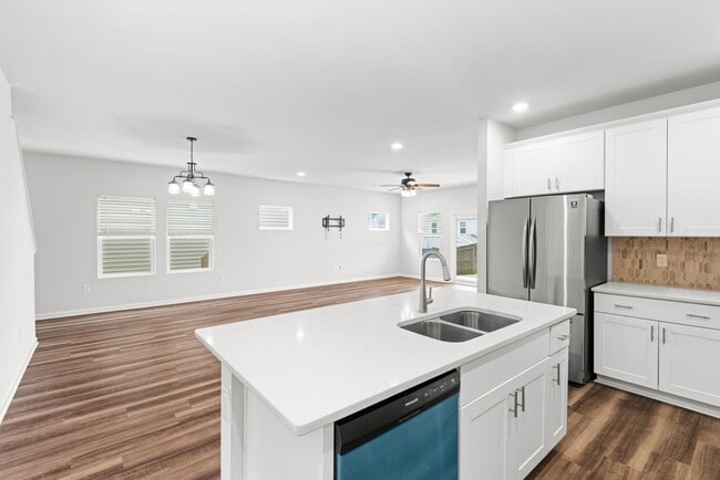 Building Photo - Stunning 4 Bedroom, 3 Bathroom Home - Flow...