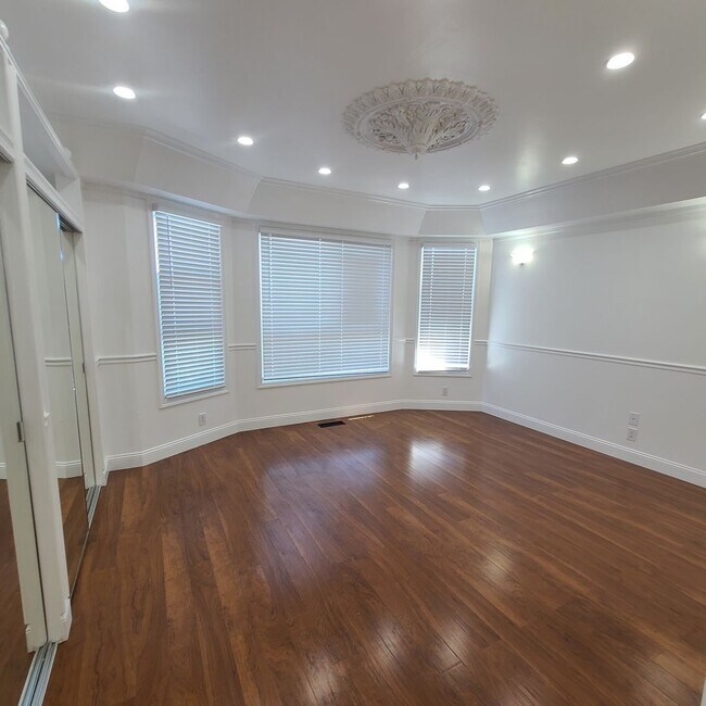 Building Photo - Big 3BR 3 and half BA Apartment For Rent w...