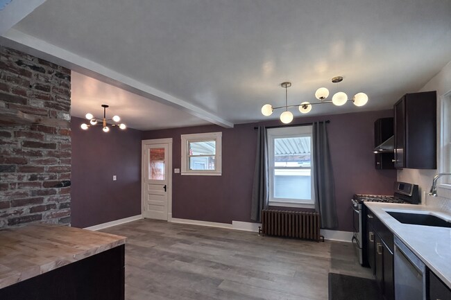 Foto del edificio - Spacious Single-Family Home w/Sunroom partially finished basment| Pet Friendly | Shaler