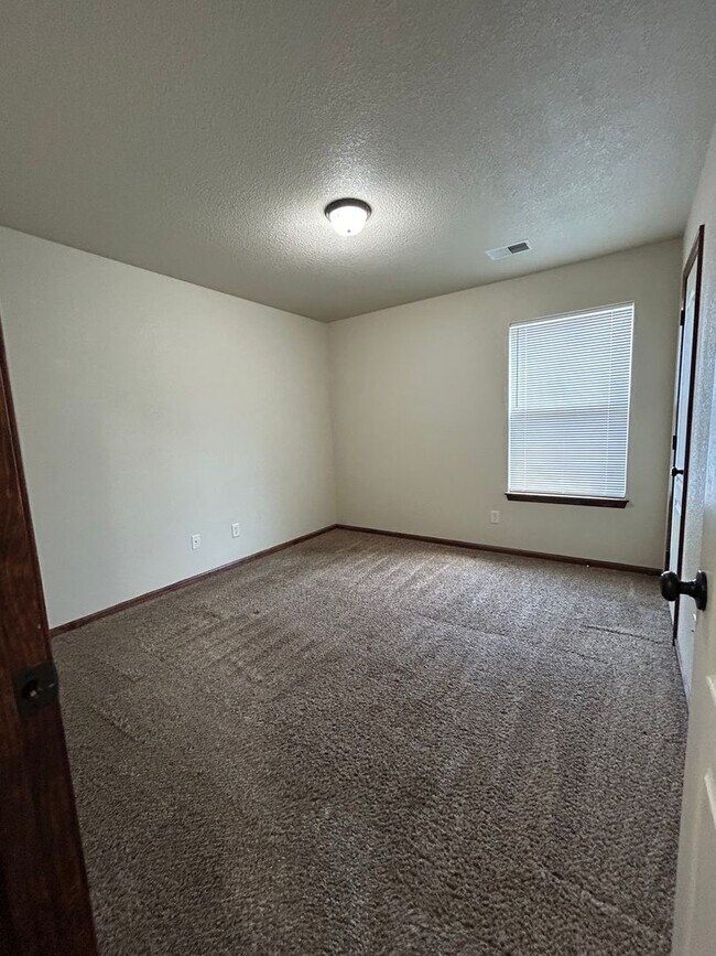 Building Photo - 132 SE Rock Garden Ln