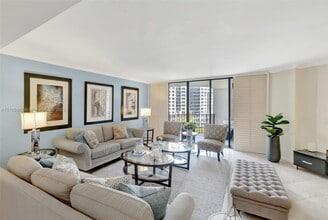 Building Photo - 520 Brickell Key Dr