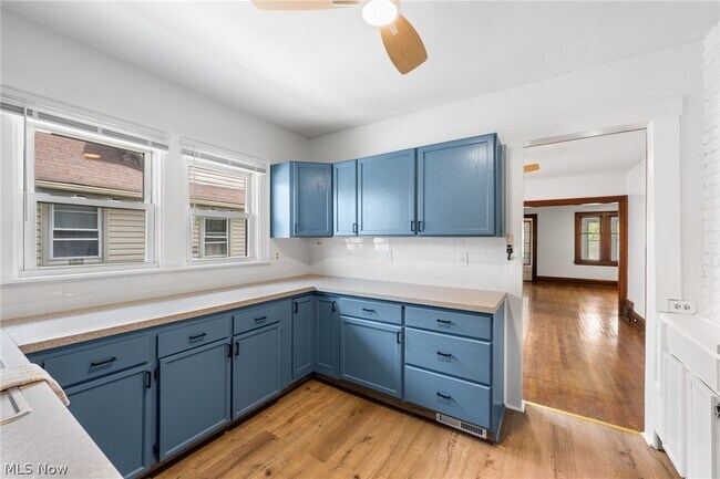 Foto del edificio - 10612 Bernard Ave