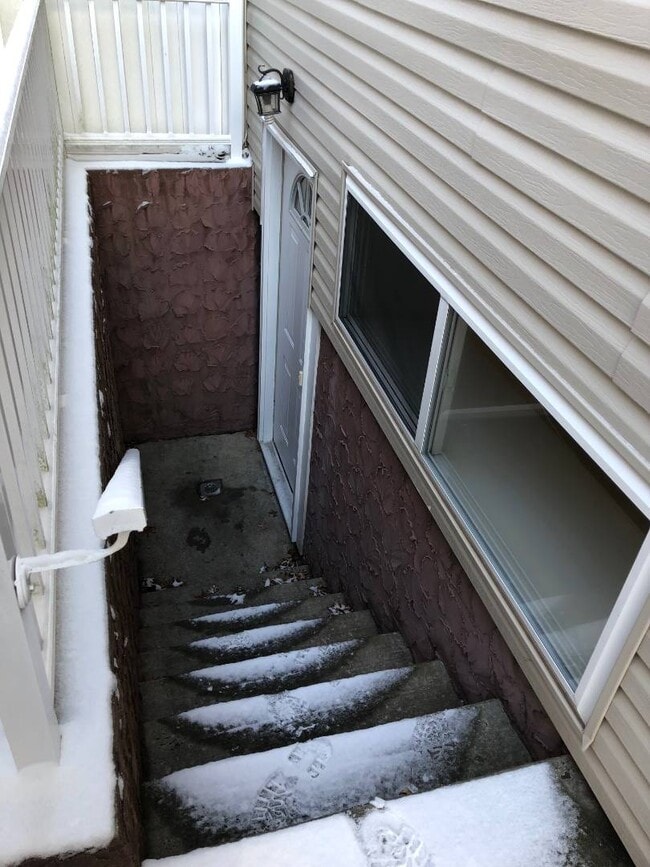 Building Photo - 571 Wilson Ave