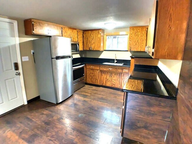 Foto del edificio - Adorable log cabin style home for rent near Hwy-50 and Safeway!