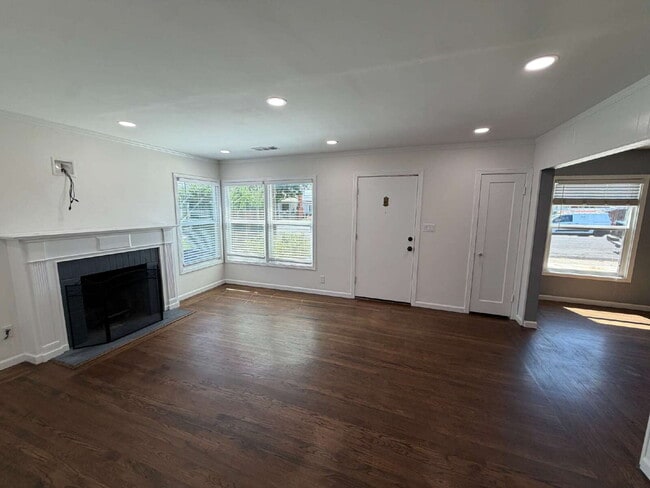 Building Photo - 2261 Hickory Dr