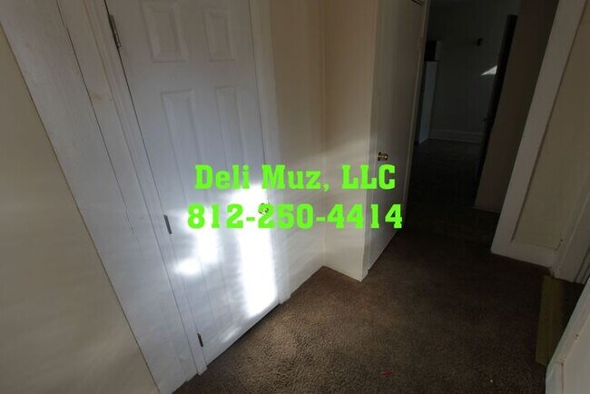 Foto del edificio - One Bed, One Bath Upstairs in a Duplex