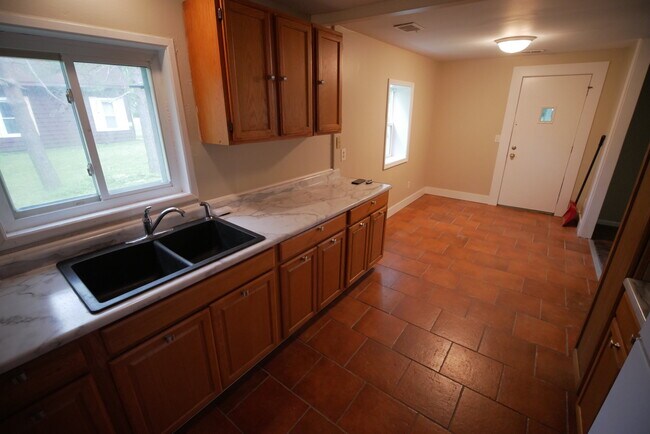 Building Photo - 2709 Midwood St