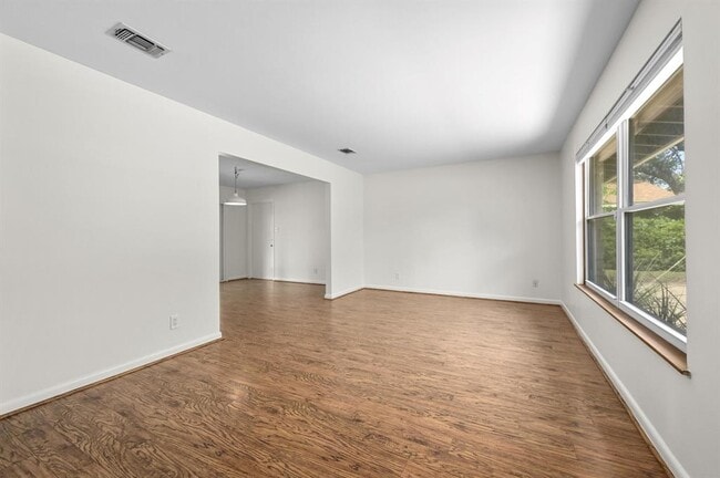 Building Photo - 1607 Glencrest Dr