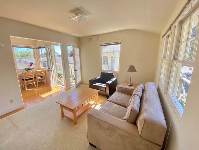 Sala de estar 1 de 2 - 1754 Allston Way