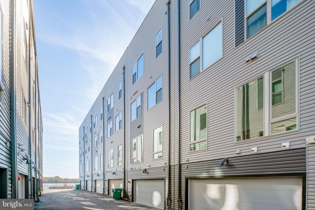 Building Photo - 3203 Parkview Walk