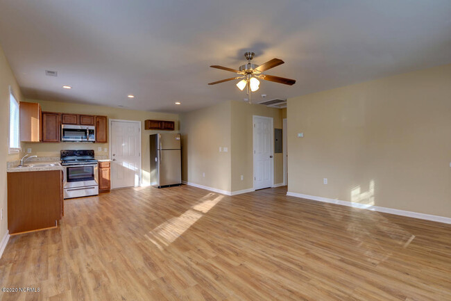 Building Photo - 2251 Onslow Dr