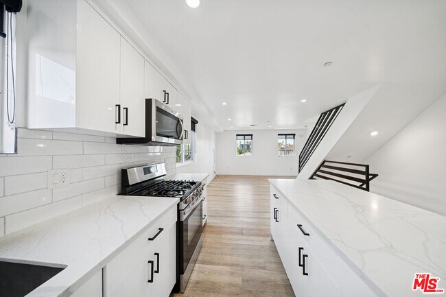 Foto del edificio - 837 N Harvard Blvd