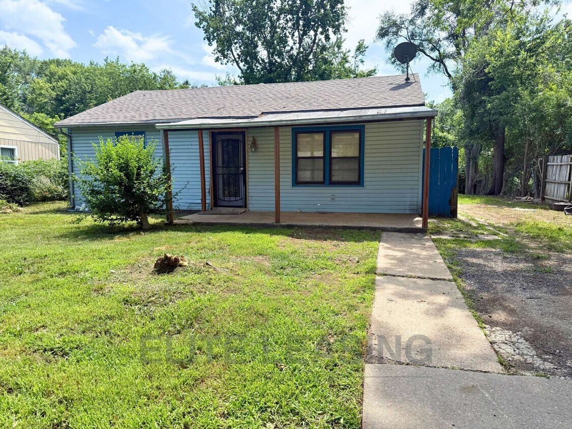 Foto principal - Charming 2-Bedroom Home coming soon.