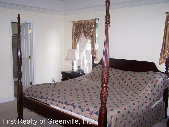 Building Photo - 3 br, 2 bath House - 640 Camelot Dr.