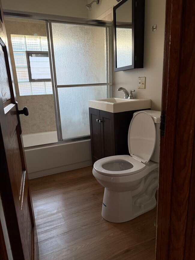 Baño - 3314 N Sacramento Ave