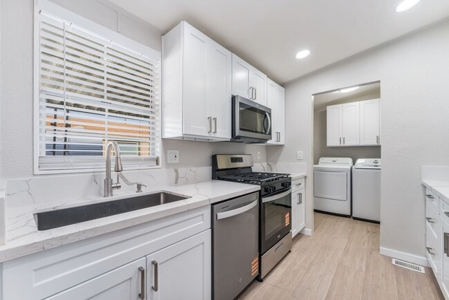 Foto del edificio - Welcome to this beautifully upgraded 3-bed, 2-bath single-family home in the heart of Sunrise Manor!