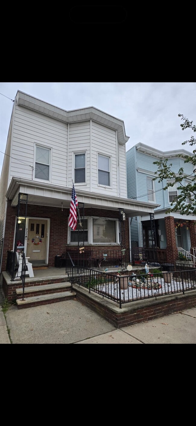 Building Photo - 920 18th St