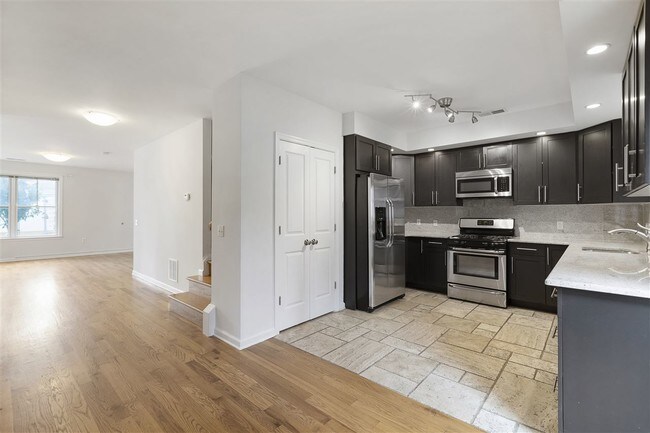 Building Photo - 437 Whiton St
