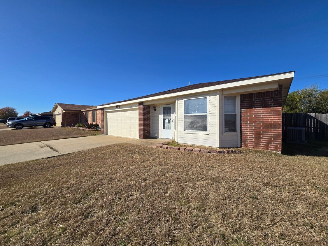 Building Photo - NEW IN MANAGEMENT - COMING SOON!