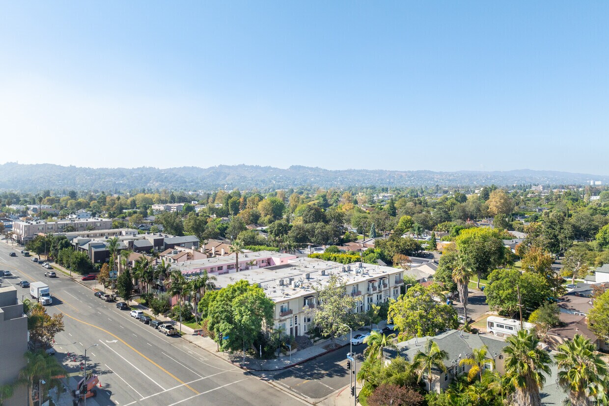 Contexto - 4959 Laurel Canyon Blvd