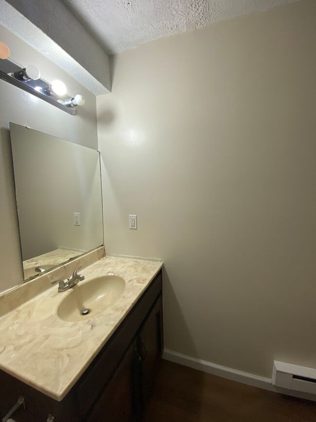 Building Photo - Cozy 3 Bedroom Home with a Bonus Room!