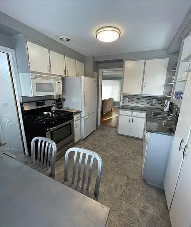 Kitchen - 302 Jeffrey Ave