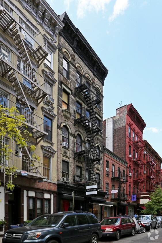 Building Photo - 223 Mott St