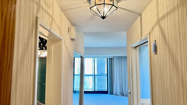 Foto del edificio - Comfortable Studio Living with Balcony, Parking & Storage at Daniel Burnham Court
