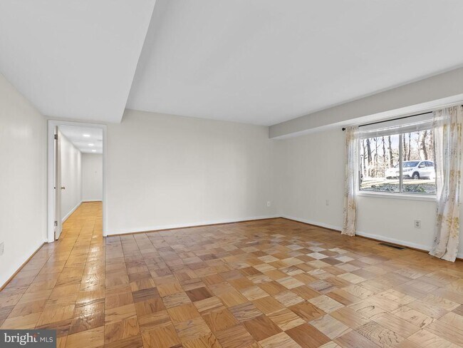 Foto del edificio - 10613 Montrose Ave