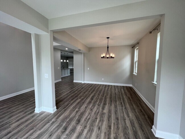 Foto del edificio - Spacious 5 Bedroom 3.5 Bath plus Bonus in ...