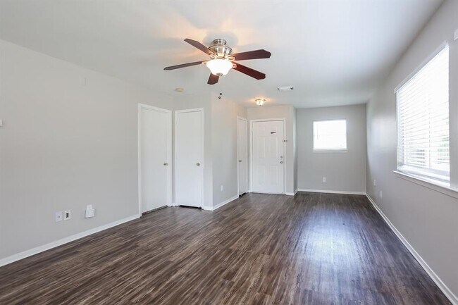 Foto del edificio - 1523 Nichole Woods Dr