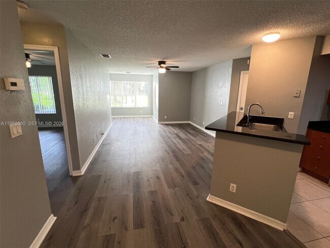 Foto del edificio - 3350 Pinewalk Dr N