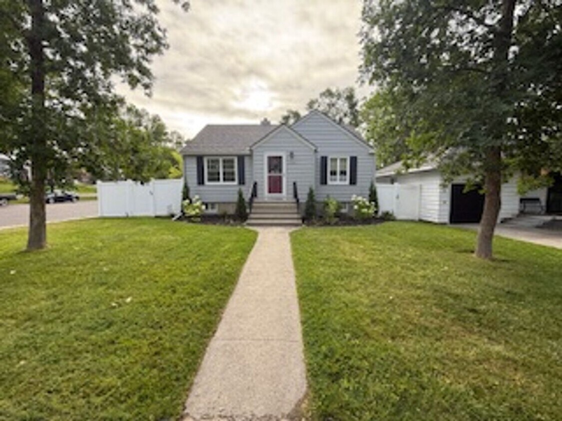 Primary Photo - Elm Street Duplex