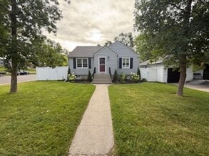 Building Photo - 2423 Elm St