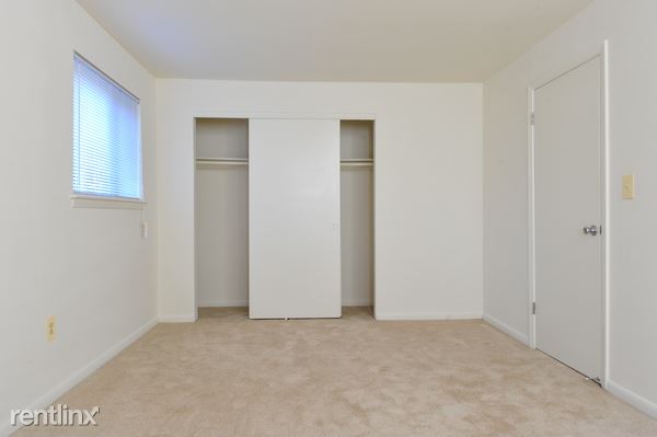 Building Photo - 10 Montrose Manor Ct