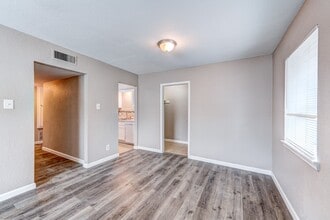 Building Photo - 523 Spring Dr