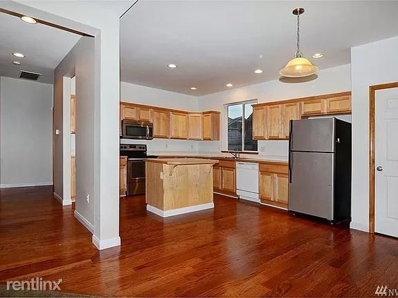 Building Photo - 4 br, 3 bath House - 4618 152nd Pl SE