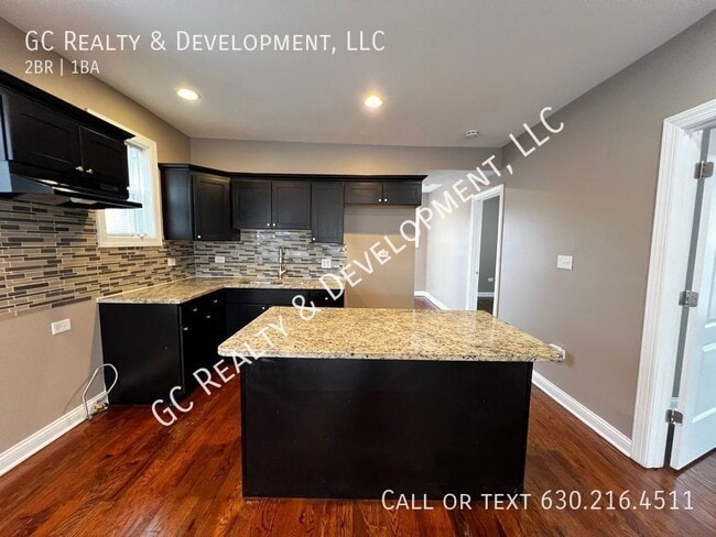 Building Photo - ***2 BDRM / CENTRAL AIR / SHARED GARAGE SP...