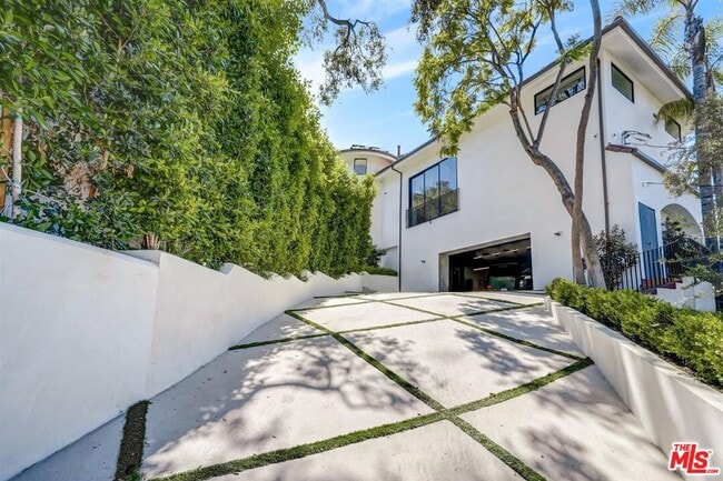 Building Photo - 16668 Calneva Dr