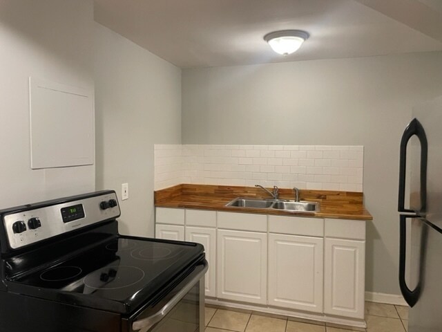 Building Photo - 1BR/1BA with vinyl plank and fresh paint t...